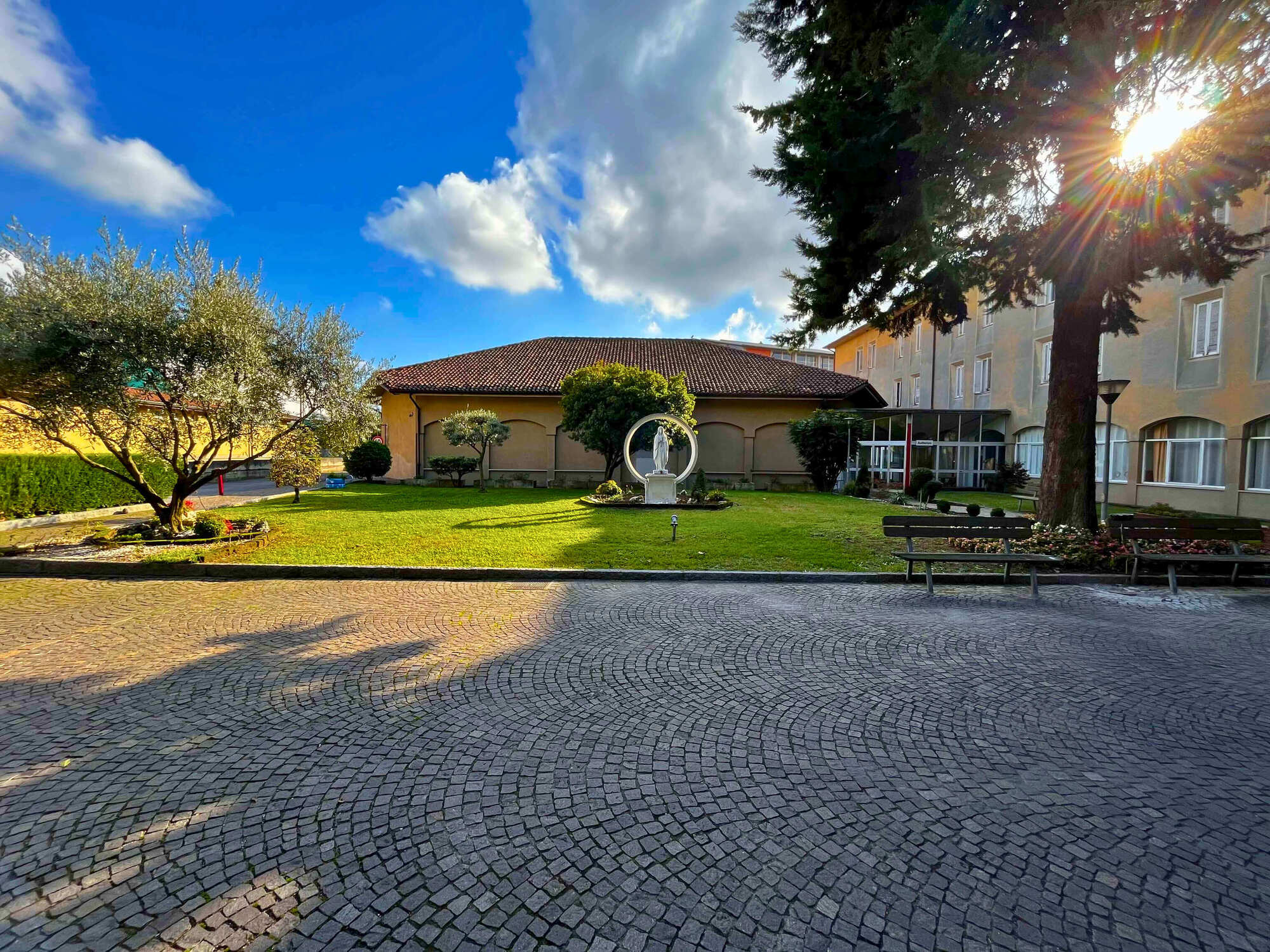 cortile esterno casa del giovane